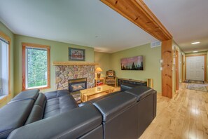 TV, fireplace