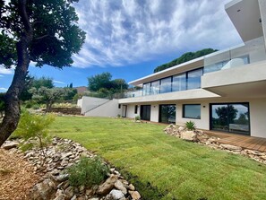 Exterior - NEAR ST TROPEZ, MAGNIFICENT VILLA WITH SEA VIEW, SWIMMING POOL, CLOSE TO BEACHES. (Cavalaire-sur-Mer)