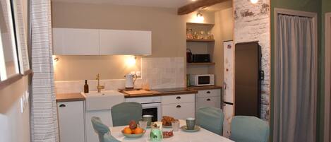 Køleskab, mikrobølgeovn, ovn, kogeplade