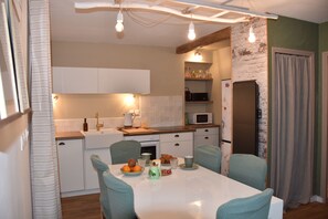 Fridge, microwave, oven, stovetop - Yvonnette Cottage - A bucolic interlude (Salles-Courbatiès)