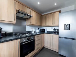 Een koelkast, een microgolfoven, een oven