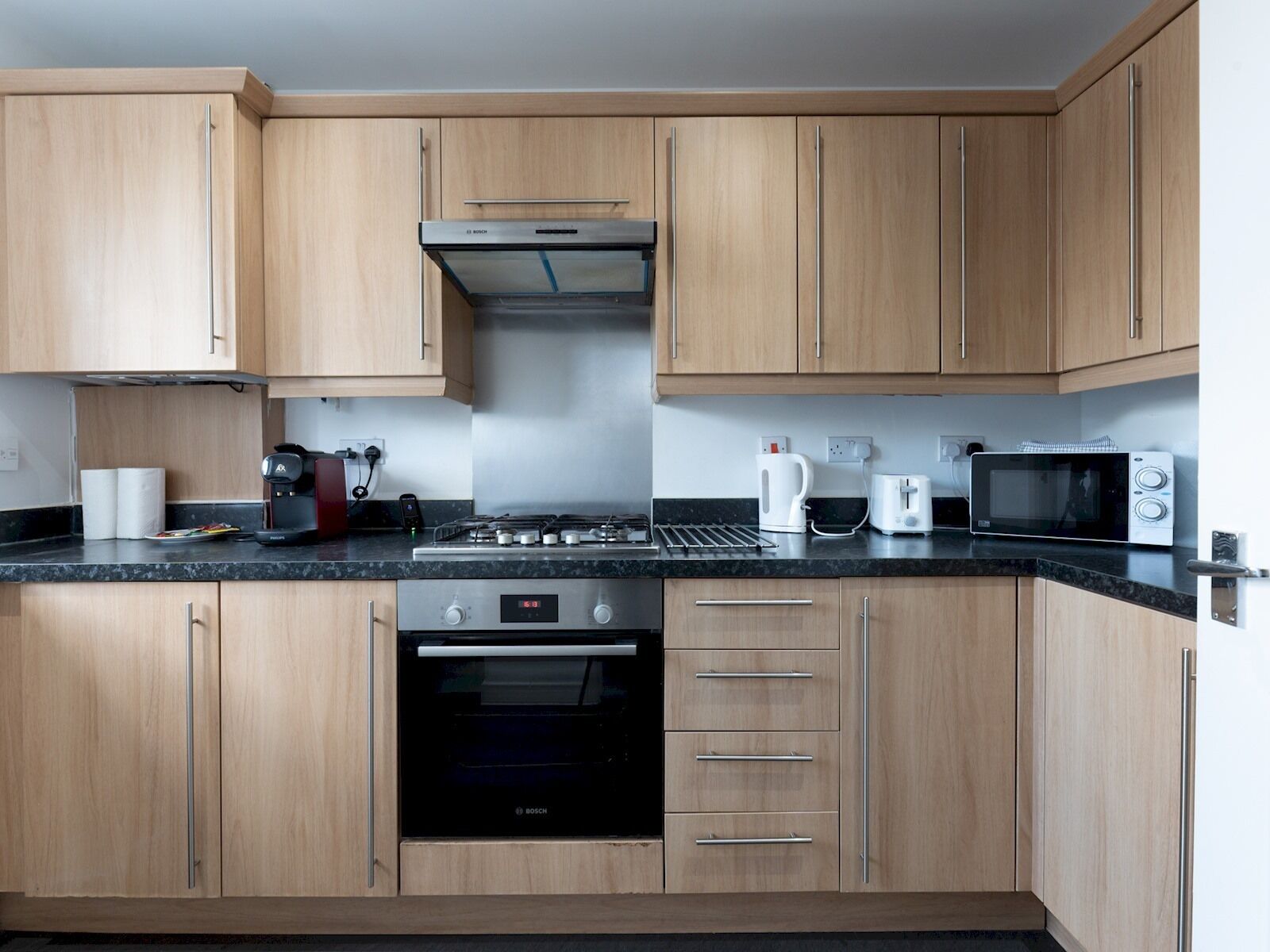 Réfrigérateur, micro-ondes, four, cafetière/bouilloire