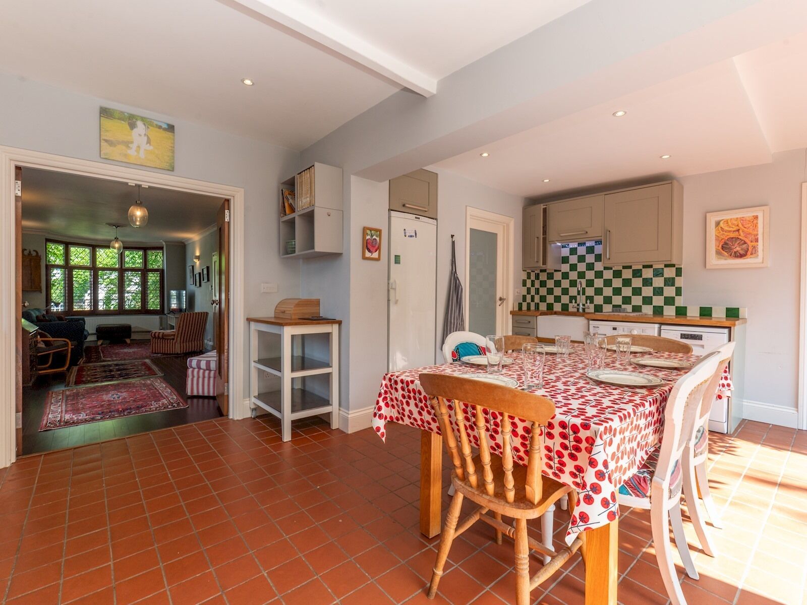 Un interior acogedor con comedor, cocina y sala de estar.