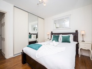 1 bedroom, iron/ironing board, free WiFi, bed sheets - Fitzrovia Duplex|Patio, Park|Tube Stations Nearby | Pass the Keys (London)