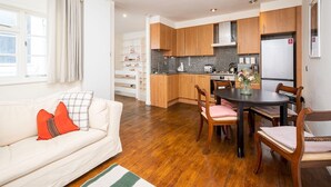 Un appartement moderne comprenant un salon, un coin repas et une cuisine.