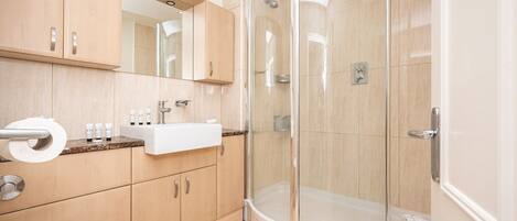 Douche, serviettes fournies