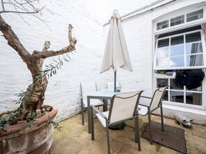 Outdoor dining - Fitzrovia Duplex|Patio, Park|Tube Stations Nearby | Pass the Keys (London)