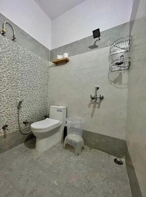 Bathroom - 2 BHK apt w Wifi/Couch & kitchen - Special Offer (Dehradun)