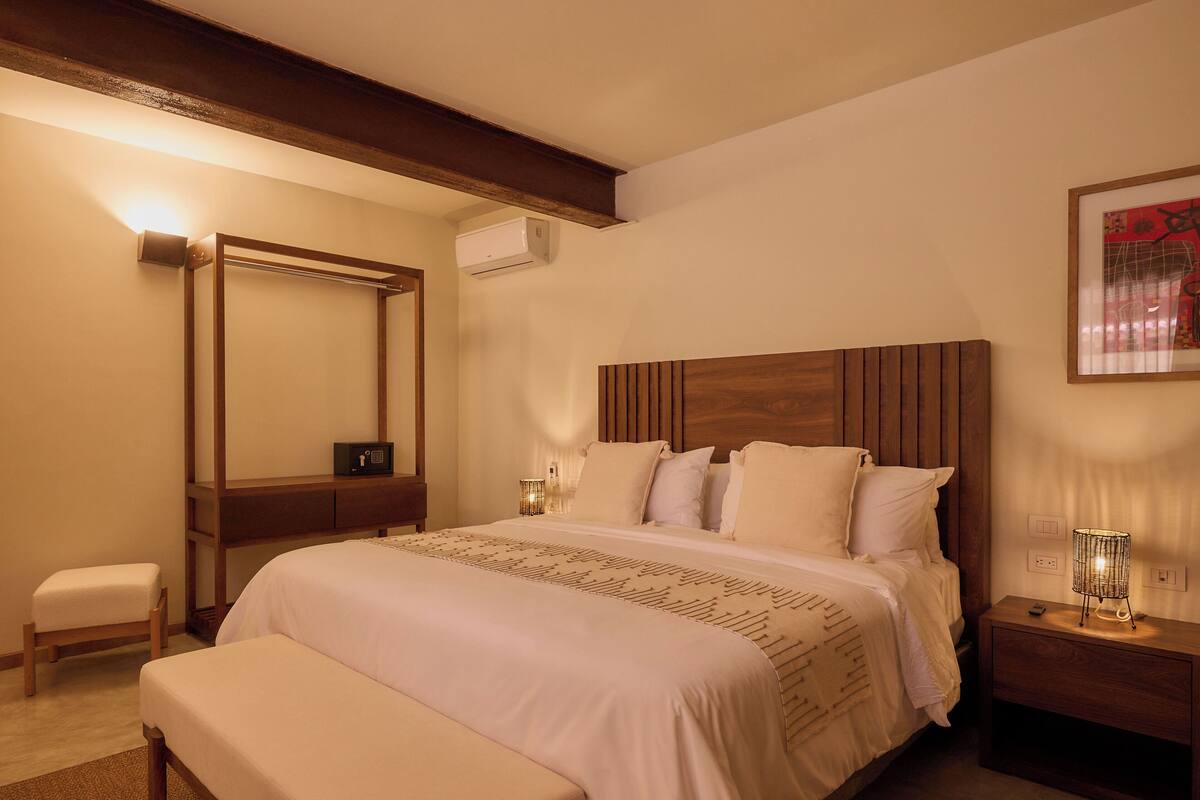 Minibar, WiFi (free), bed sheets