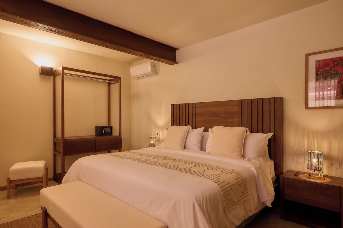 Minibar, wifi gratis y ropa de cama