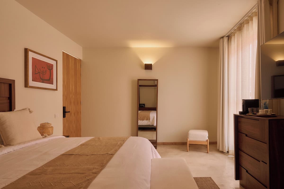 Suite Deluxe, 1 cama King size, vista a la alberca | Minibar, wifi gratis y ropa de cama