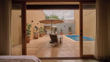 Suite Deluxe, 1 cama King size, vista a la alberca | Minibar, wifi gratis y ropa de cama
