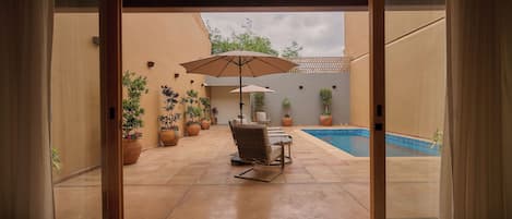 Suíte luxo, 1 cama King, vista para a piscina | Frigobar, Wi-Fi de cortesia, roupa de cama