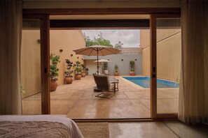 デラックス スイート キングベッド 1 台 プールビュー | ミニバー、WiFi (無料)、ベッドシーツ