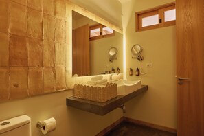 Douche, articles de toilette gratuits, serviettes fournies, savon