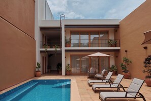 حمّام سباحة خارجي