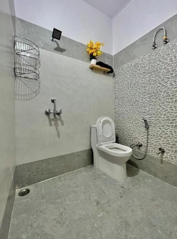Bathroom - Spacious 2 BHK Pvt Parking, WiFi, Couch, Kitchen (Dehradun)