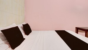 Standard Double Room | Free WiFi, bed sheets - Hotel O Khayla Homestay Syariah (Giripurwo)