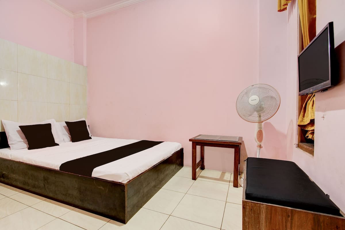 Standard Double Room | Free WiFi, bed sheets