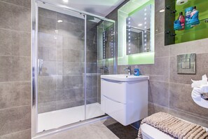 Hair dryer, towels, soap, toilet paper - Modern 2 bed Penthouse | London Views Ideal for contractors and corporate stays. (London)