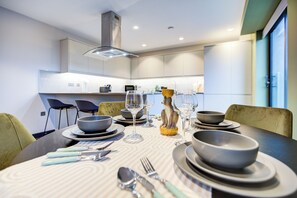 Dining - Modern 2 bed Penthouse | London Views Ideal for contractors and corporate stays. (London)