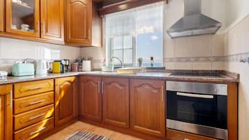 Kylskåp, mikrovågsugn, ugn och spishäll