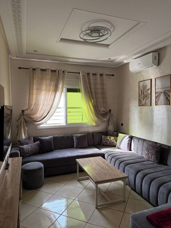 Standard Apartment, City View | Living room