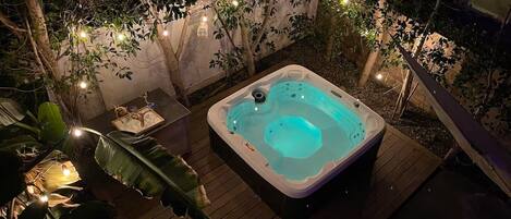 Outdoor spa tub