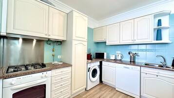 Microwave, dishwasher, coffee/tea maker, cookware/dishes/utensils