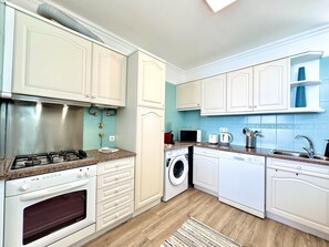 Microwave, dishwasher, coffee/tea maker, cookware/dishes/utensils - Quarteira Central Beach 5 by Homing (Loulé)