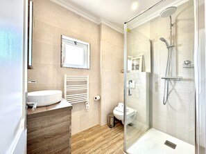 Shower, towels - Quarteira Central Beach 5 by Homing (Loulé)