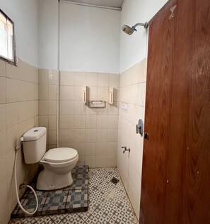 Standard Double Room | Bathroom