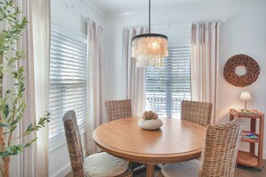Dining - Great vacation home located mid-island (Saint Simons Island)