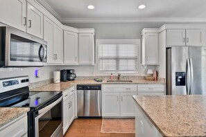 冷蔵庫、電子レンジ、オーブン、コンロ