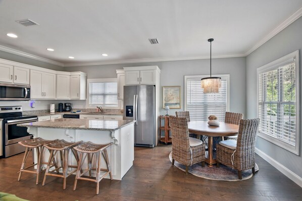 冷蔵庫、電子レンジ、オーブン、コンロ