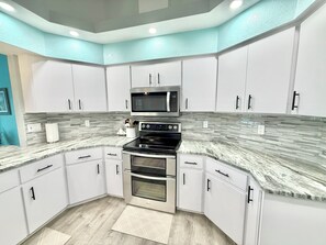 Microondas, horno, placa de cocina y lavavajillas