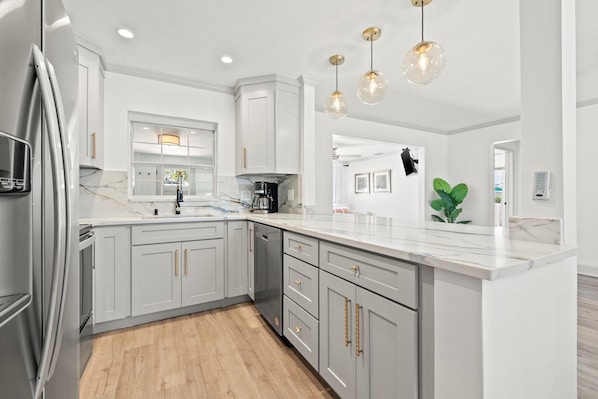 Køleskab, mikrobølgeovn, ovn, kogeplade