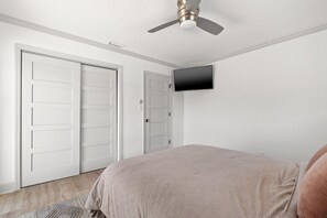 2 bedrooms, iron/ironing board, free WiFi, bed sheets