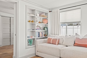 Smart-tv, bøger, stereoanlæg