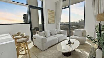 Appartamento Luxury, 2 camere da letto, balcone, vista città | Area soggiorno | Smart TV