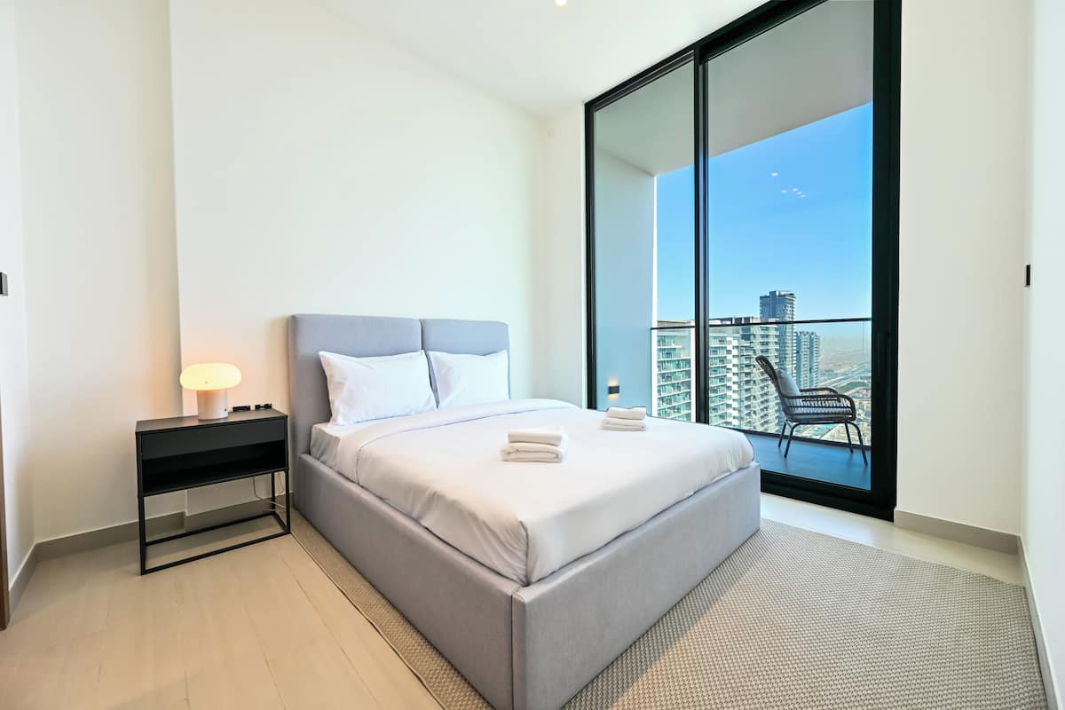 Appartement luxueux, balcon, vue sur la ville | Coffre-fort, rideaux d’obscurcissement, système d’insonorisation