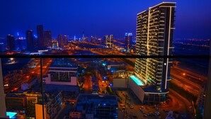 Korkea hotellirakennus, jossa on moderni muotoilu, huomiota herättävä kaareva julkisivu ja useita parvekkeita.
