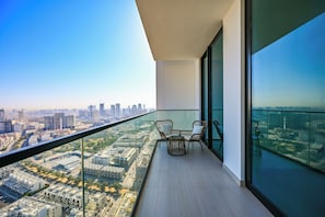 Appartement luxueux, balcon, vue sur la ville | Balcon
