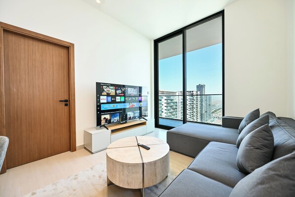 Appartement luxueux, balcon, vue sur la ville | Aire de séjour
