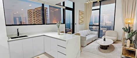 럭셔리 아파트, 침실 2개, 발코니, 시내 전망 | 거실 공간 | 스마트 TV