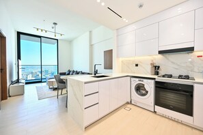 Luxe appartement, balkon, uitzicht op de stad | Privékitchenette | Een koelkast, een microgolfoven, een oven, een kookplaat