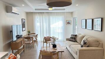 Apartment, 2 Bedrooms, Terrace, Garden View | Living room