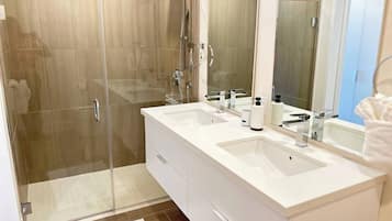 Apartment, 2 Bedrooms, Terrace, Garden View | Bathroom