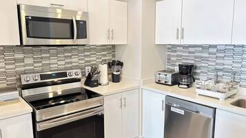 Apartment, 2 Bedrooms, Terrace, Garden View | Bahagian dalam