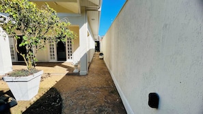 Exterior detail - House for 17 people | 150 m from the ocean | Pool | BBQ area (Balneario Praia do Pernambuco Guarujá)